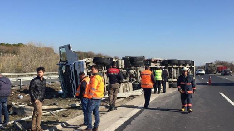 Çerkezköy’de kimyasal yüklü TIR otobanda yan yattı