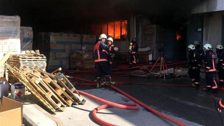 İstanbulda korkutan yangın Ekipler olay yerinde