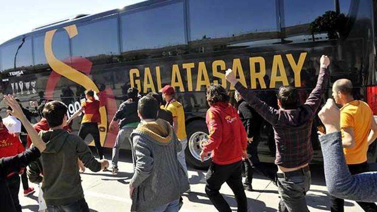 Galatasaraya Antalyada büyük şok Taraftarlar takım otobüsünü yumrukladı...