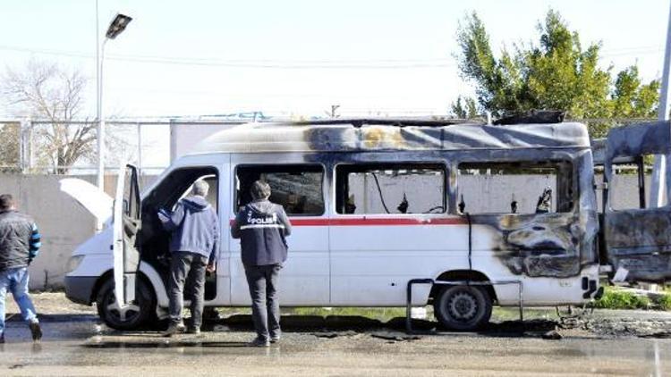 Babasına kızdı, minibüsü yaktı