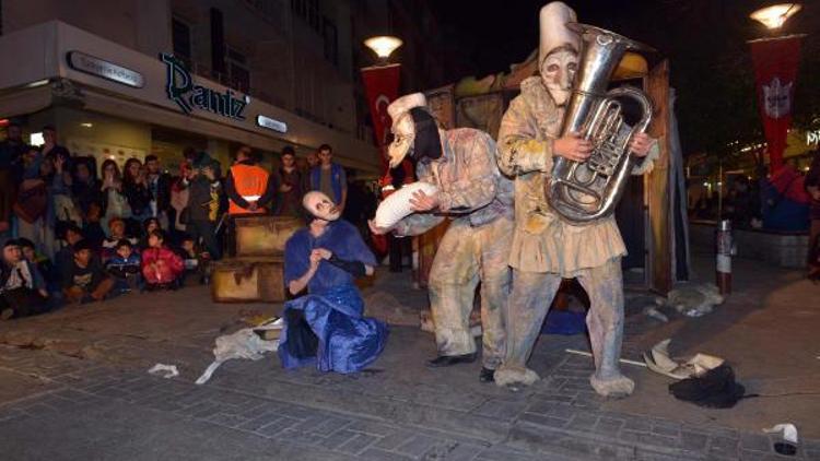 Festival, sokaklara taştı