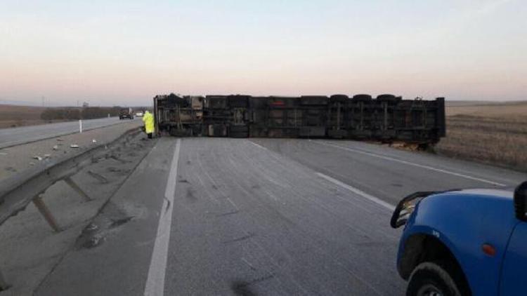 Devrilen limon yüklü TIR yolu böyle kapattı