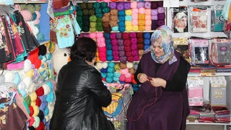 Tuhafiye dükkanında kadınlara örgü öğretiyor