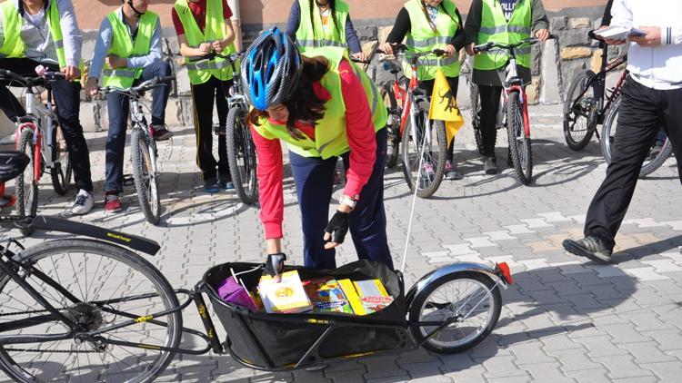 Pedallar ‘çocuklar okusun’ diye dönüyor