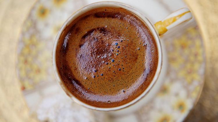 7 adımda bol köpüklü Türk kahvesi yapın!
