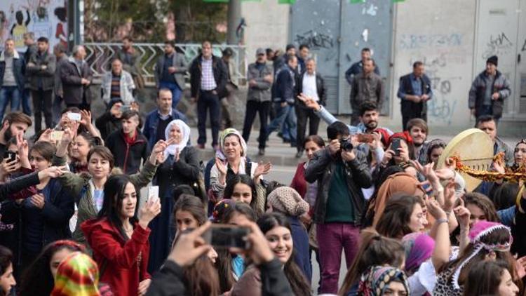 Kadınlar halaya durdu, erkekler izledi