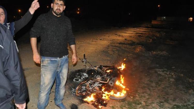 Borcunu ödemeyen arkadaşının çalıntı motosikletini yaktı