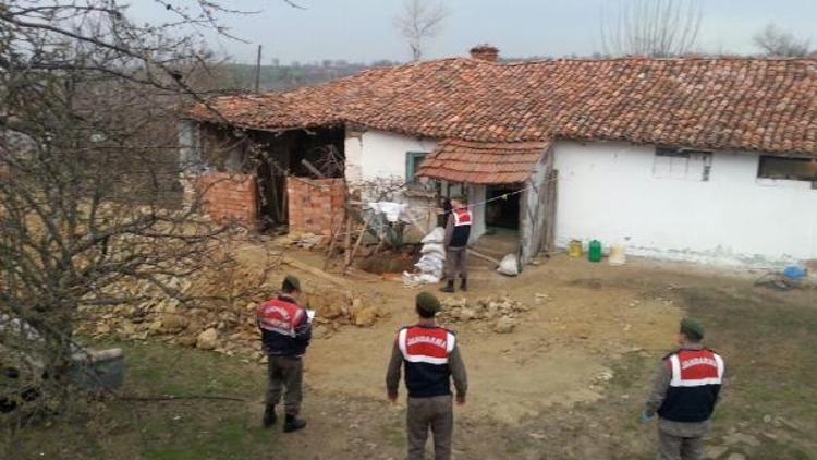 Evlerinin altında define arayan karı-koca gözaltın alındı