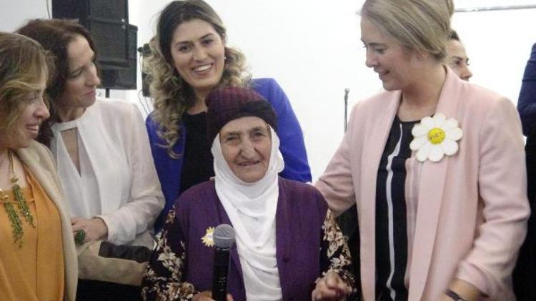 100 yaşındaki kadına sürpriz doğum günü kutlaması