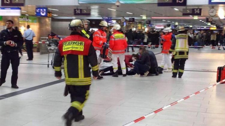 Baltalı saldırgan tren garında 7 kişiyi yaraladı.. Kaçmaya çalışırken..