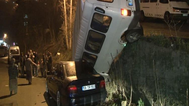 Beykoz’da facia ucuz atlatıldı: Minibüs park halindeki aracın üzerine çakıldı