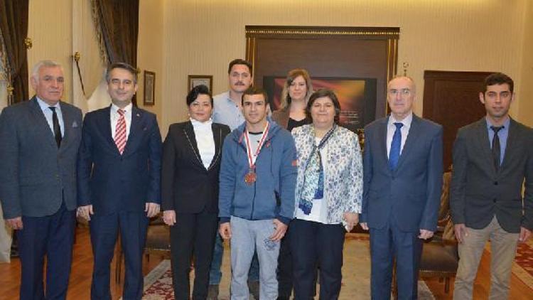 Türkiye üçüncüsü engelli yüzücü Vali Civelek’i ziyaret etti