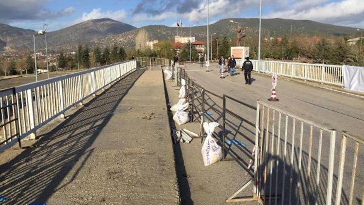 Ölümlü kazanın ardından viyadük trafiğe kapatıldı