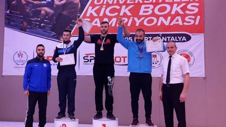 Kick boksun şampiyonu AÜden