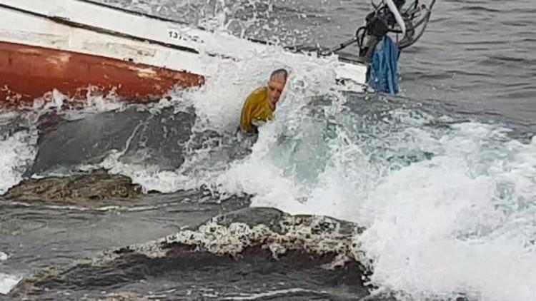 Teknesini kurtarmak için dalgalarla boğuştu