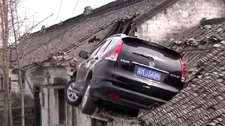 Çinli sürücü otomobiliyle çatıya kondu