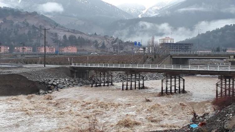 Pozantı-Akçatekir yolu trafiğe kapandı