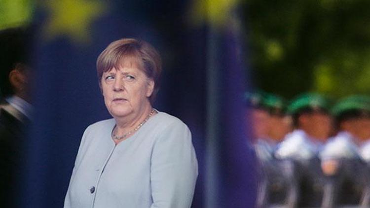 Merkel’den Hollanda’ya destek