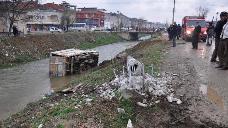 Dereye uçan kamyonetten böyle çıkartıldı