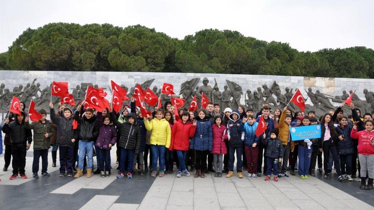 Tarih dersini yerinde işliyorlar