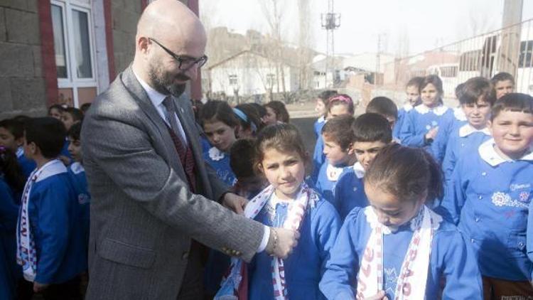 Trabzonspor taraftarları Sarıkamışta çocukları sevindirdi
