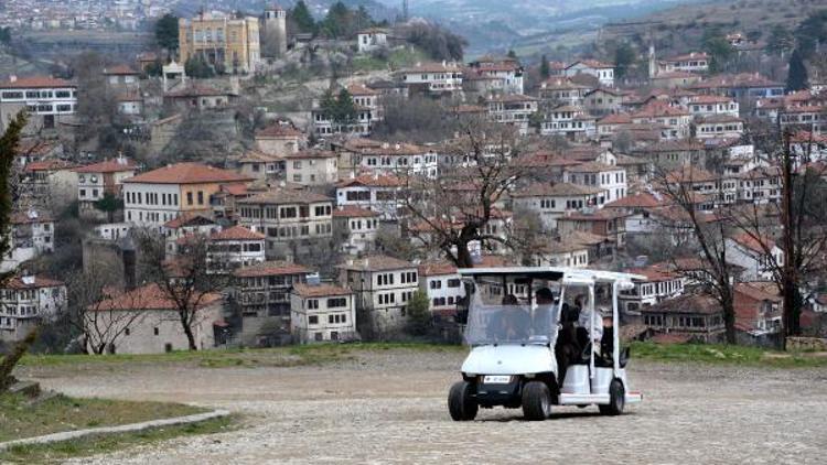 Mezarlıkta yaşlı ve engelliler için golf aracı