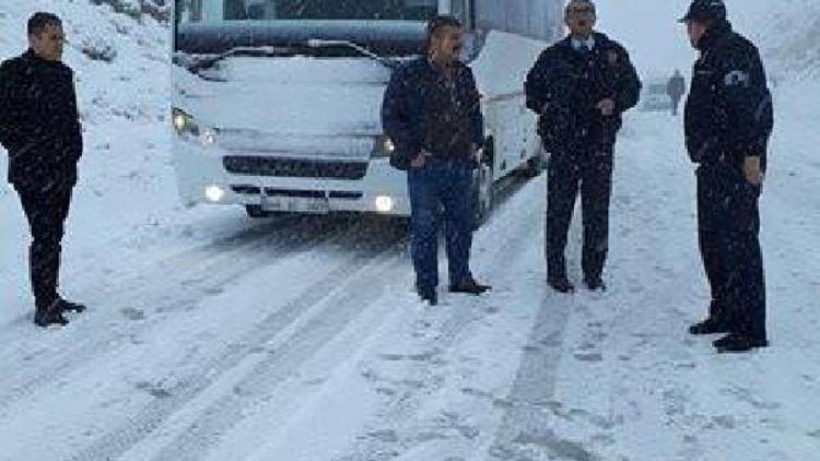 Kırşehir’de kar ulaşımı aksattı, ilçeye giden görevliler yolda kaldı