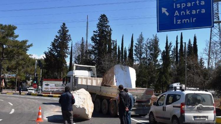 TIRdaki 15 tonluk mermer blok yola düştü