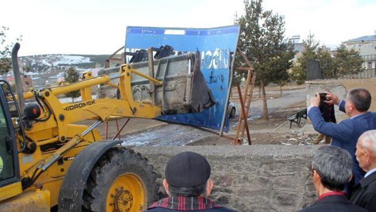 Esenyurt Belediye Başkanı Kadıoğlu’nun, Hanaktaki tabelası yıkıldı