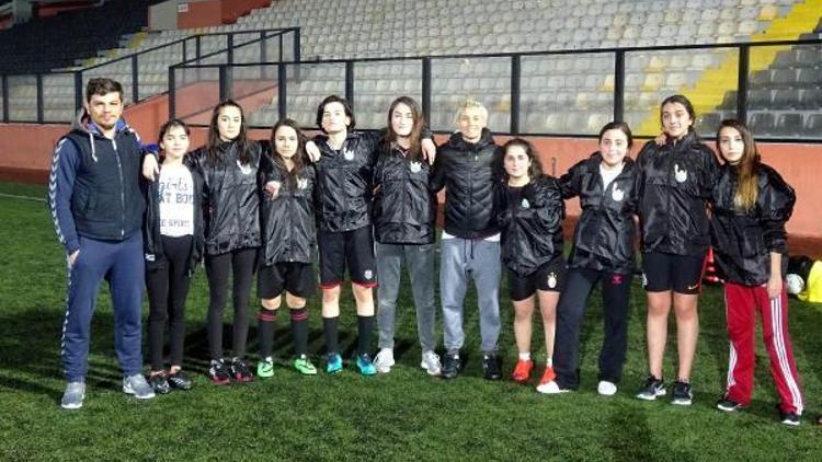 A milli takım kaptanı Esra, geleceğin kadın futbolcularını yetiştirmeye başladı
