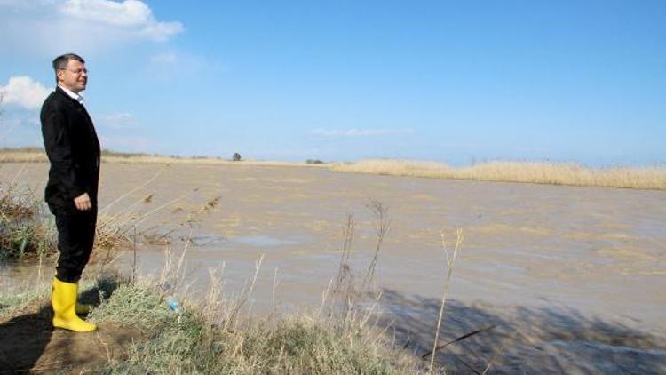 Silifkede 109 dönüm tarım arazisi sular altında kaldı