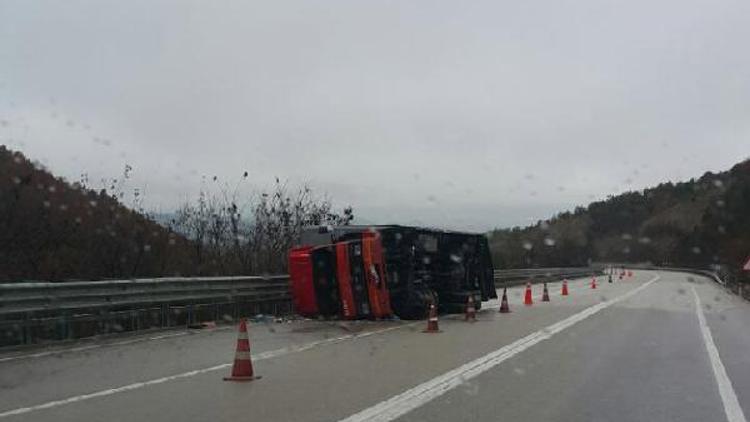 Sinopta TIR devrildi, sürücü yaralandı