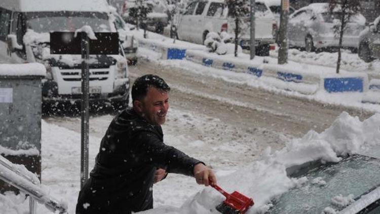 Hakkaride kar yolları kapattı