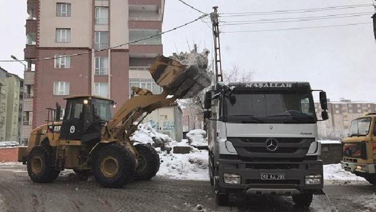 Muşta kamyonlarla kar taşınıyor