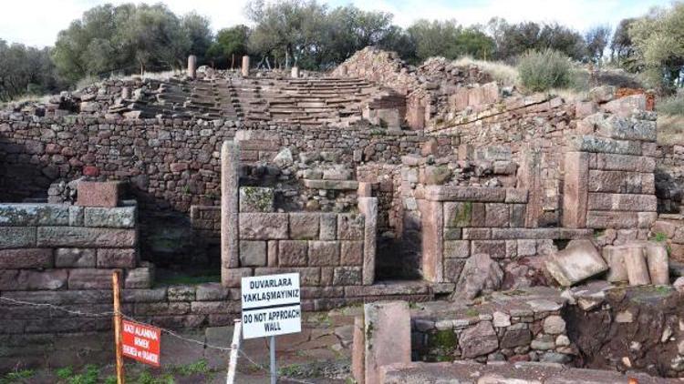 Aigai eserleri Paris Louvre Müzesinde sergileniyor