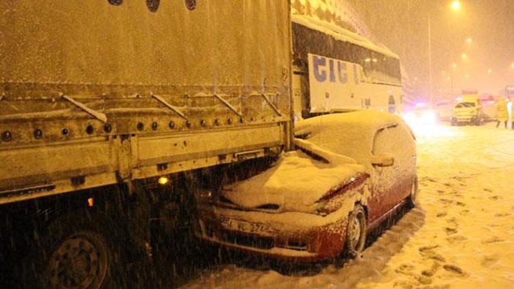 En kritik noktada feci kaza... Ulaşım felç oldu