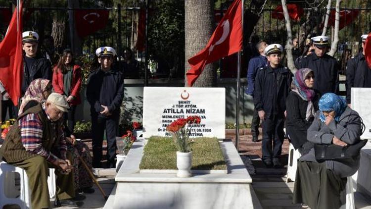 Şehit mezarları karanfille süslendi