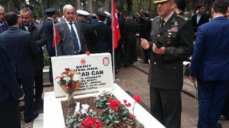 Albay Akkurt, şehit askerinin mezarını görünce duygulandı
