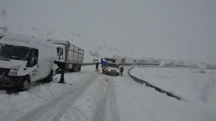 Çığ düştü yollar kapandı... Kar yağışı Doğu Anadoluda etkili oluyor