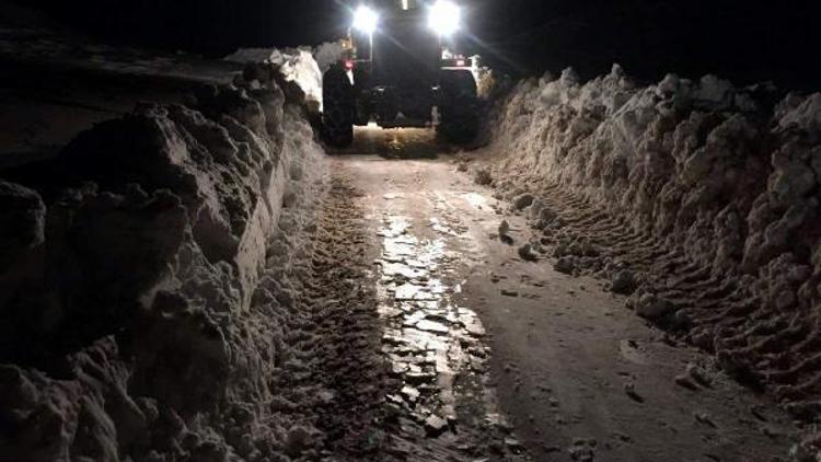 Siirtte köy yolları kardan ulaşıma kapandı