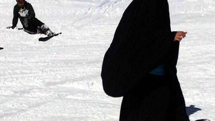 Suriyeli kadından Erciyes’te snowboard