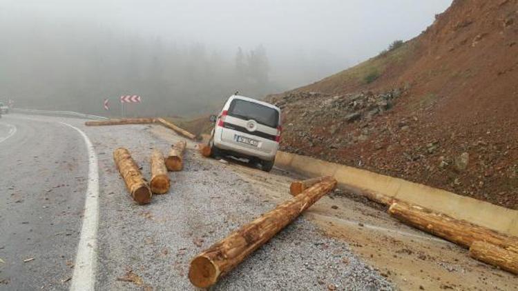 TIR ile işçi servisi çarpıştı: 2 ölü, 24 yaralı