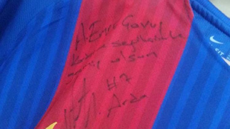Arda Turan, tarihi PSG maçındaki formasını imzalayıp maganda kurbanı gence gönderdi