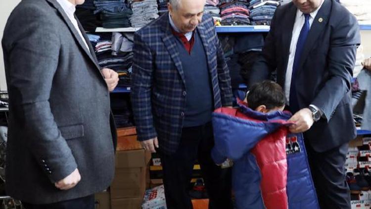Suriyeli çocuklara giyim yardımı