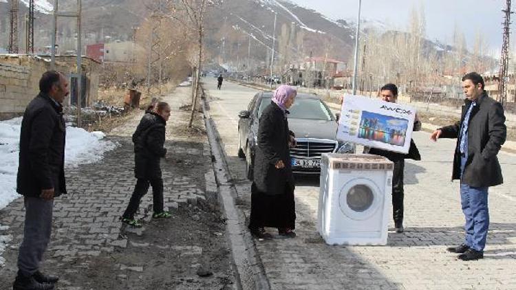 Başkalede yaşayan Fırat ailesine kaymakamlık sahip çıktı