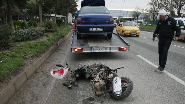 Otomobille çarpışan motosiklet sürücüsü ağır yaralandı