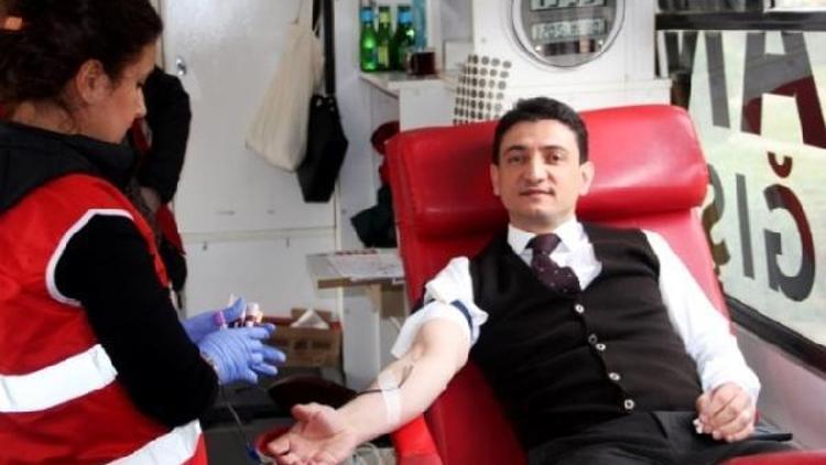 Yalova’da iki müdürden kan bağışı