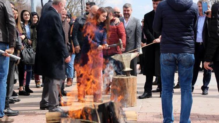 Üniversiteliler ateş yakıp, demir döverek nevruzu kutladı
