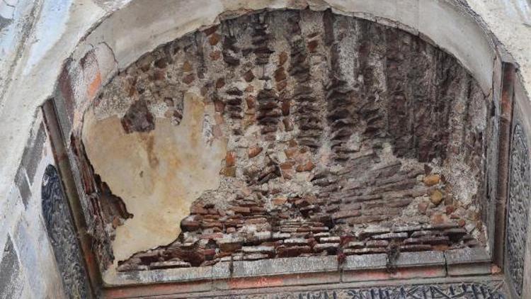 Duvarları çatlayan tarihi Ulucami restore edilecek