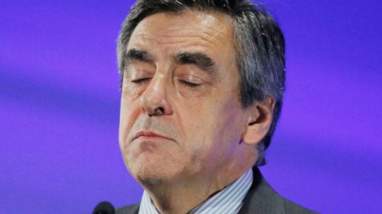 Fillon ve eşi belgelerin üzerinde oynadı mı